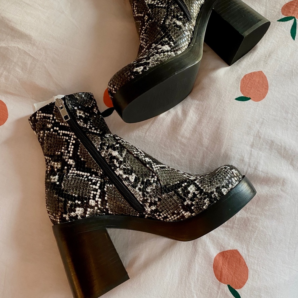 Exclusive UO x Steve Madden Square toe boots!❤️